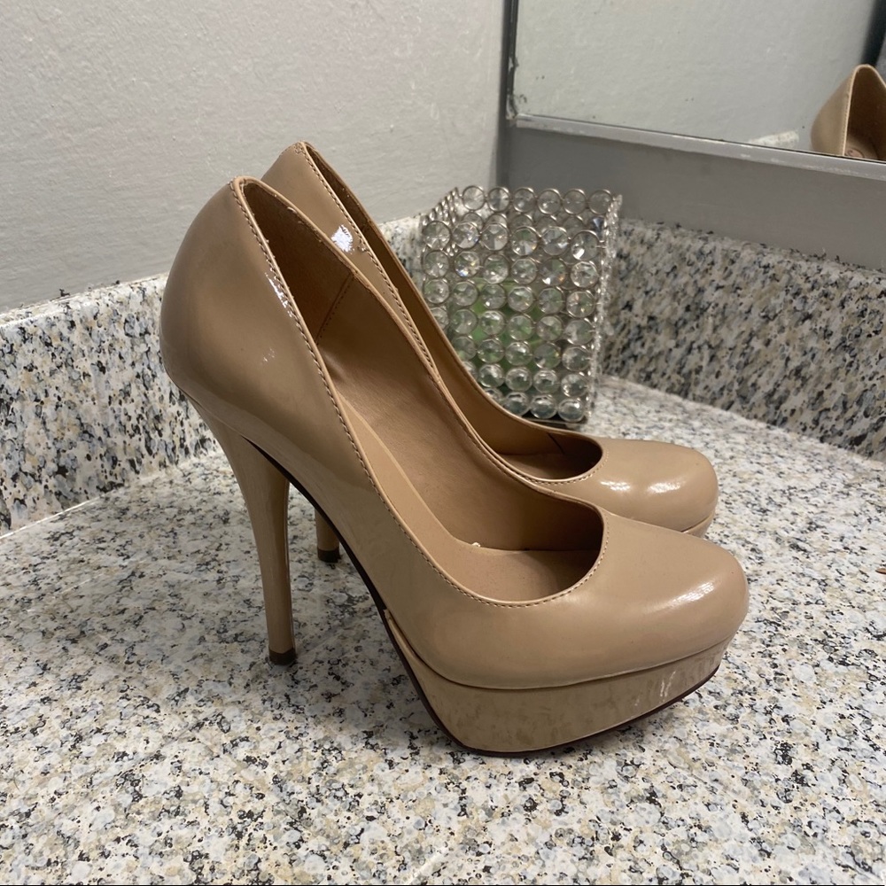 Nude pumps